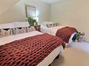 6 Schlafzimmer, Schreibtisch, Bügeleisen/Bügelbrett, Reisekinderbett