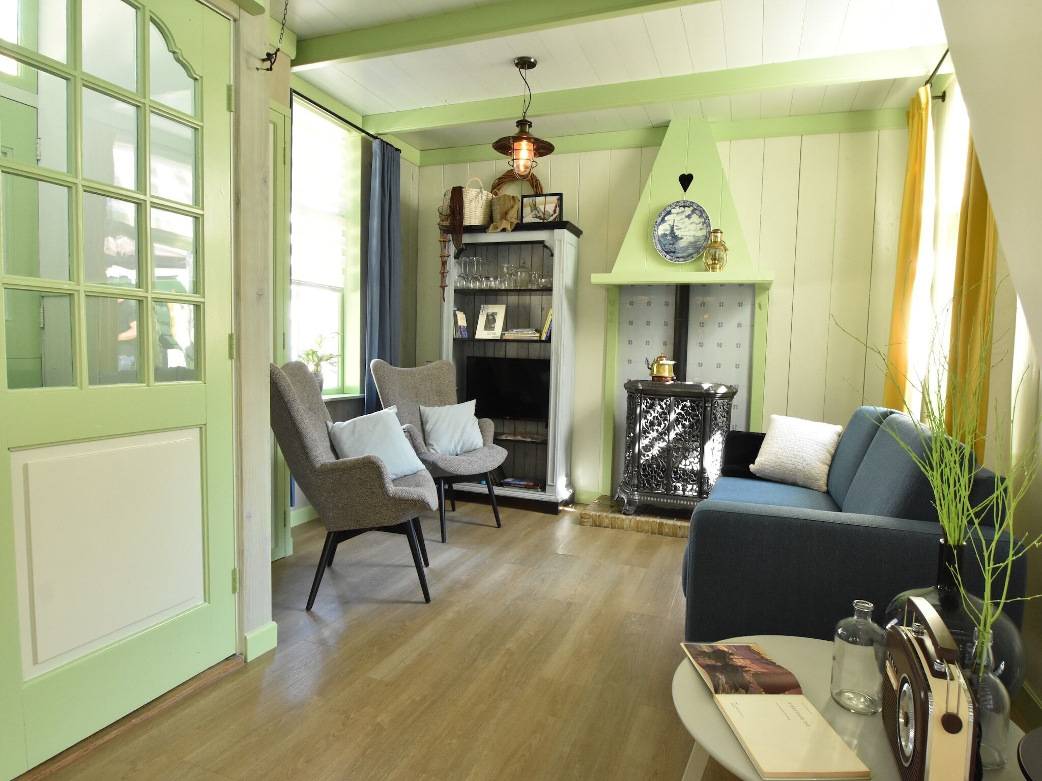 Téléviseur, foyer, livres