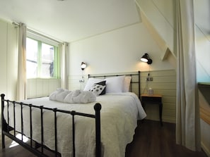 2 bedrooms, iron/ironing board, WiFi