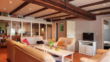 Een televisie, een dvd-speler, tafelvoetbal en een tafeltennistafel