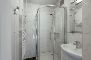 Shower - from the Zealand coast and 20km from Brugge! (Aardenburg)