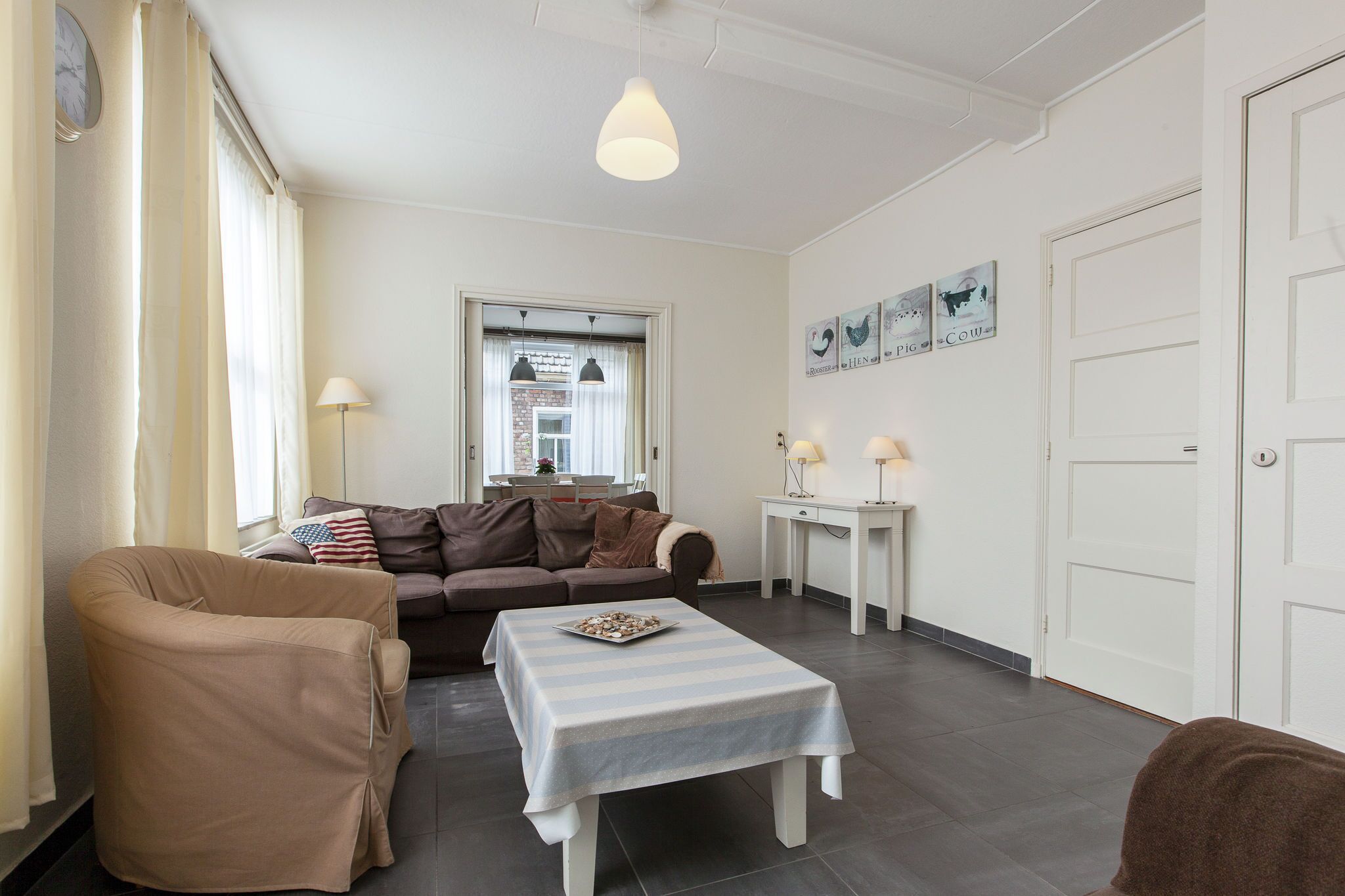 Una televisión, un reproductor de DVD