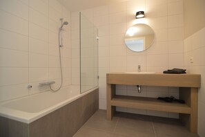 Combined shower/tub