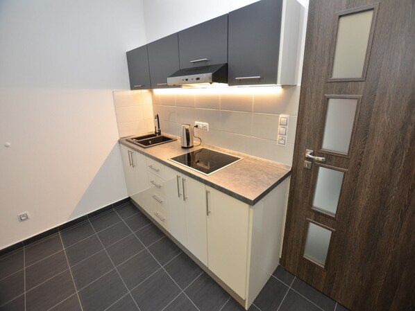 Jääkaappi, mikroaaltouuni, liesi, vedenkeitin