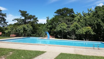 2 buitenzwembaden