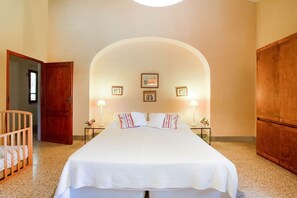 4 bedrooms, iron/ironing board, WiFi