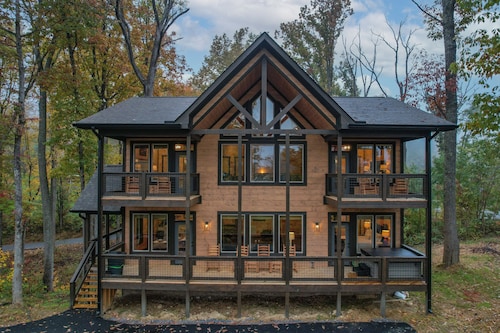 Hot Tub, Fireplace, Private Balcony, Views, Game Room & Free Attractions!