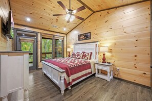 3 bedrooms, iron/ironing board, free WiFi, bed sheets - Hot Tub, Fireplace, Private Balcony, Views, Game Room & Free Attractions! (Gatlinburg)