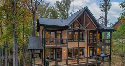 Free Attractions, Hot Tub, Fireplace, Private Balcony, Views, gameroom!