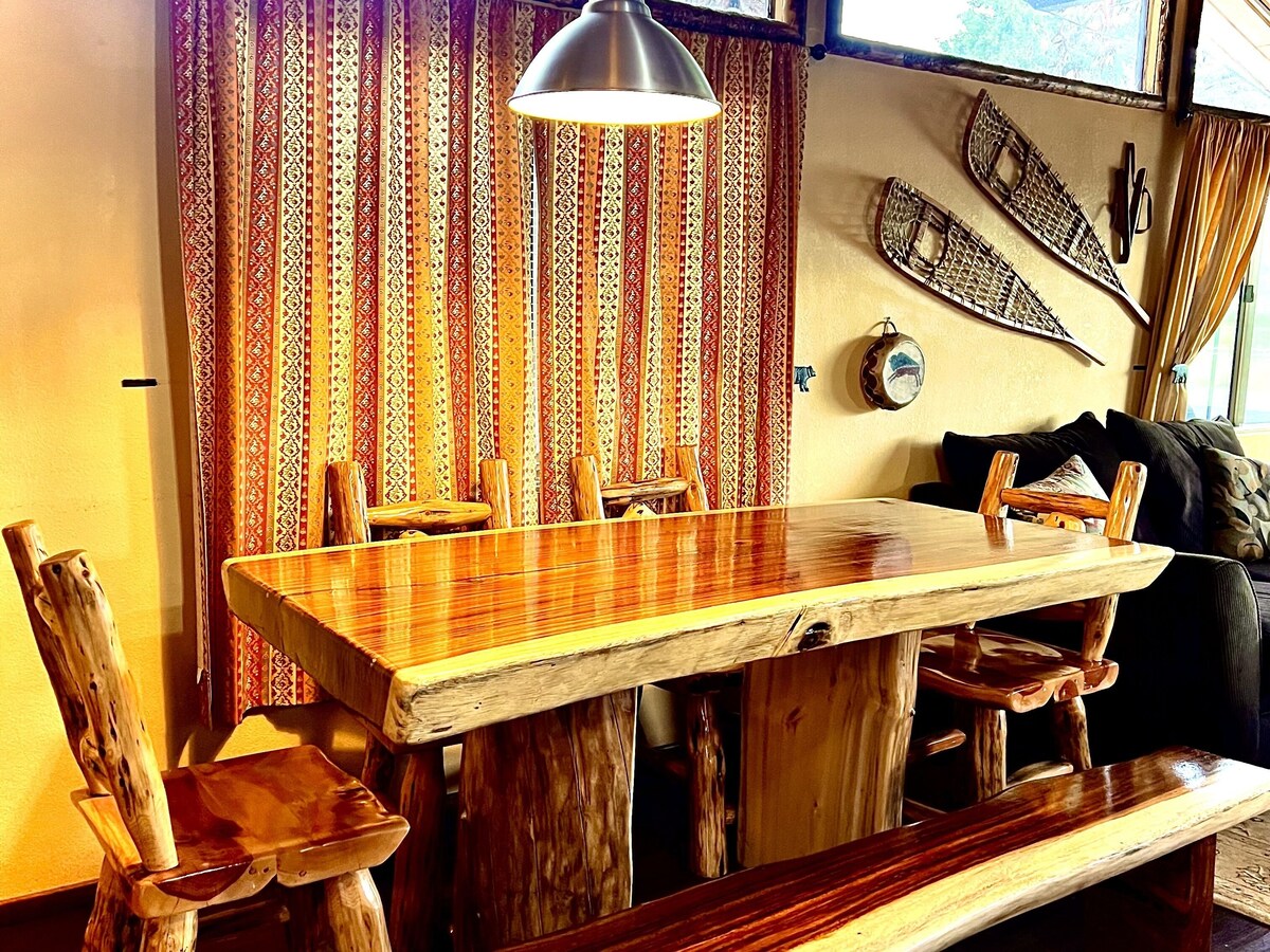 Perect Location! Big Yard 4 Dogs & Family Jacuzzi BBQ King Bed & Mountain Views