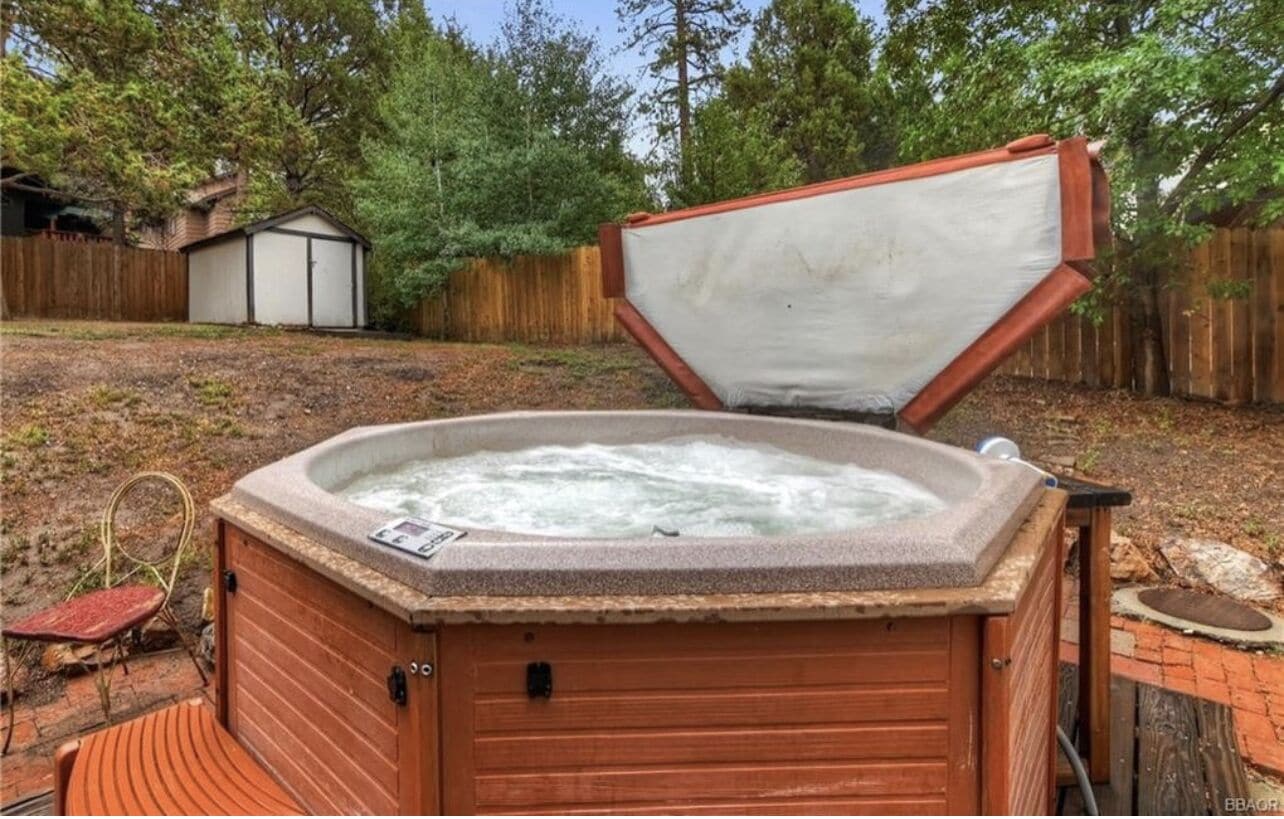 Summer Loving Perfect for Dogs & Family, Jacuzzi, BBQ King Bed & Mountain Views 