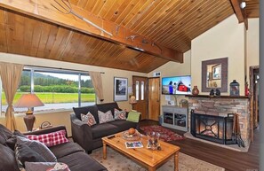 Smart-TV, Kamin, Arbeitsbereiche