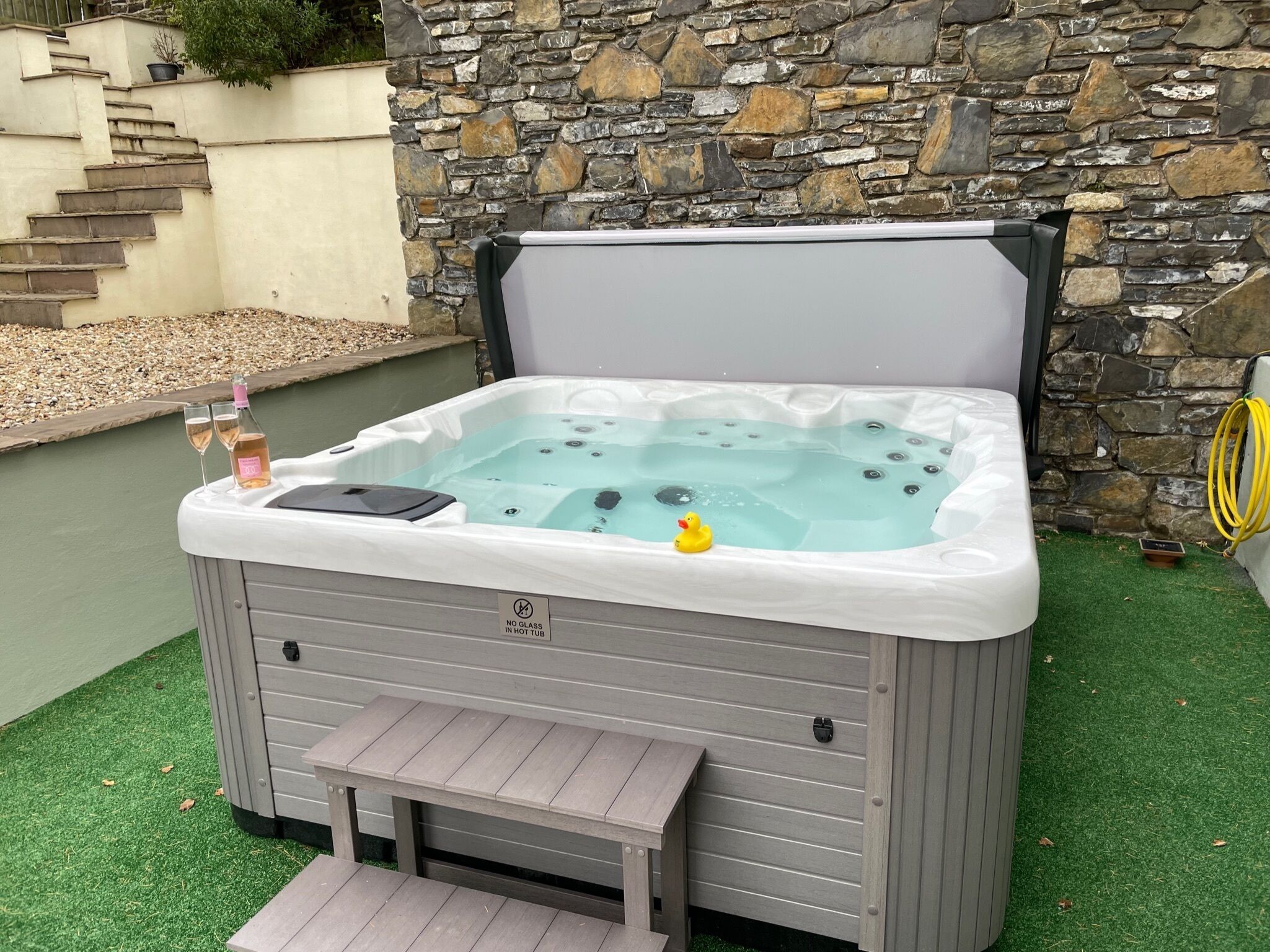Outdoor spa tub