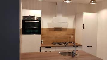 Kylskåp, diskmaskin och kaffe- och tebryggare