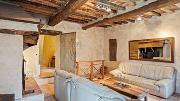 Fernseher, Kamin, DVD-Player