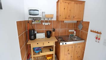 Réfrigérateur, micro-ondes, plaque de cuisson, cafetiÚre/bouilloire