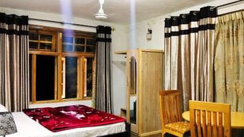 Quarto triplo standard | Wi-Fi de cortesia, roupa de cama