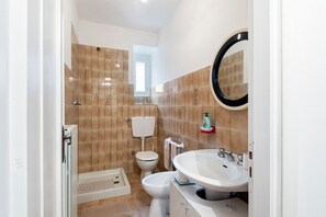 أحواض استحمام، مراحيض شطف