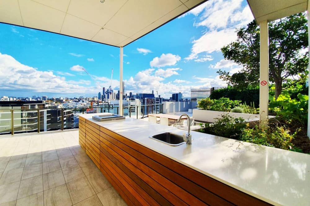 2BR Food Drink Hub Pool 2 Cars Gym Rooftop - Bowen Hills