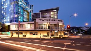 Un hôtel au design moderne, situé à un carrefour de la ville.