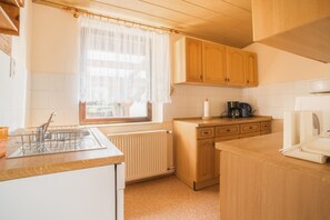 Fridge, microwave, oven, stovetop - Countryside Stay in Meisdorf (Meisdorf)