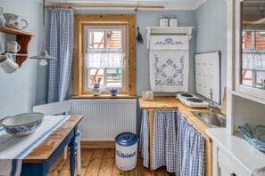 Jääkaappi, mikroaaltouuni, liesi, kahvin-/teenkeitin