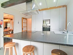 Fridge, microwave, oven, stovetop - Scenic Stay in Xhoffraix (Xhoffraix)