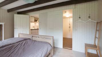 6 bedrooms, iron/ironing board, WiFi, wheelchair access