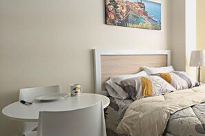 1 室のベッドルーム、デスク、WiFi (無料)、ベッドシーツ
