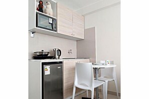 Refrigerador, microondas, tetera eléctrica y utensilios de cocina