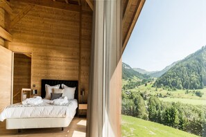 Une chambre à coucher en bois avec un lit, des oreillers et une table de chevet.