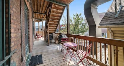 Classic Lincoln Park 2 bedroom condo- parking included