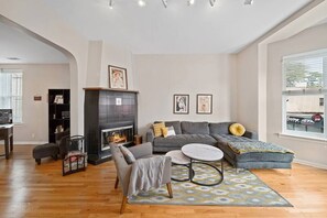 Smart TV, fireplace, offices, computer monitors - Classic Lincoln Park  2 bedroom condo- parking included (Chicago)