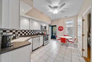 Een koelkast, een magnetron, een oven, een kookplaat