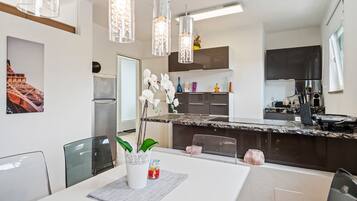 KĂŒhlschrank, Mikrowelle, GeschirrspĂŒler