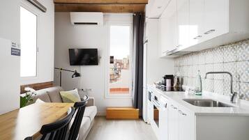 Een koelkast/vriezer, een magnetron, een oven, een kookplaat