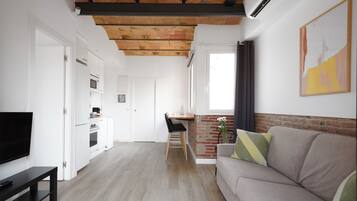 Appartement, balkon | 1 slaapkamer, een bureau, een laptopwerkplek