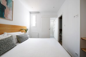 1 habitación, escritorio y espacio para trabajar con laptop