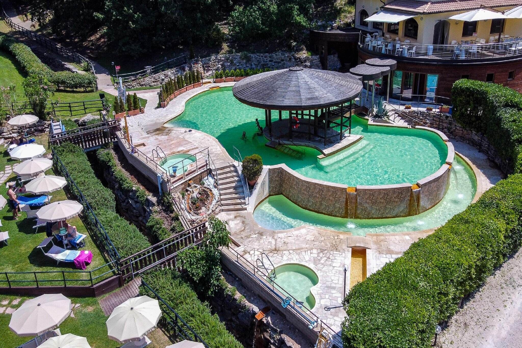 Un complexe hôtelier doté d’une grande piscine, d’un belvédère et d’espaces de détente en plein air.