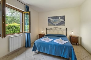 1 bedroom, bed sheets