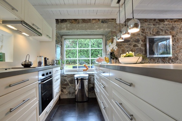 Fridge, oven, stovetop, coffee/tea maker