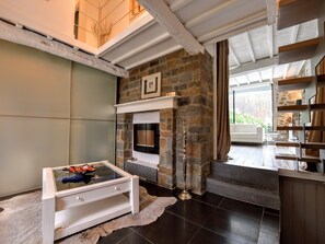 Una televisión, un reproductor estéreo