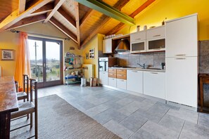Frigorífico, horno, placa de cocina y mesa de comedor