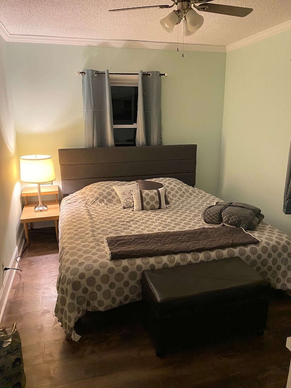 2 bedrooms, desk, iron/ironing board, WiFi (free)