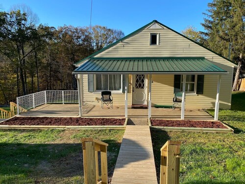 Country Comfy Right In Town New Remodel King/Queen