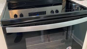 Ugn, kaffe- och tebryggare, brödrost och grytor/köksredskap