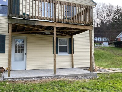 country living patio apt in town new w/king&queen