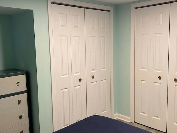 2 bedrooms, desk, iron/ironing board, WiFi (free)