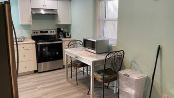 Ugn, kaffe- och tebryggare, brödrost och grytor/köksredskap