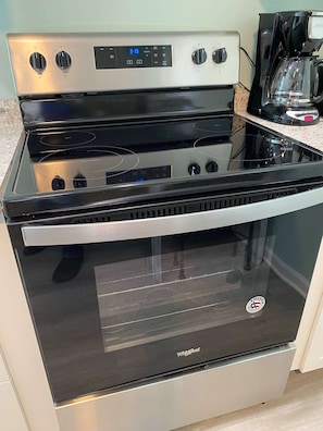 Coffee/tea maker, fridge, microwave, oven - Country Living Patio Apt w/king&queen 1 Bath (Charleston)